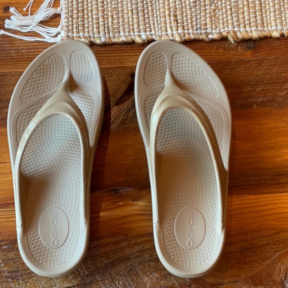 Oofos Womens Thong Sandals